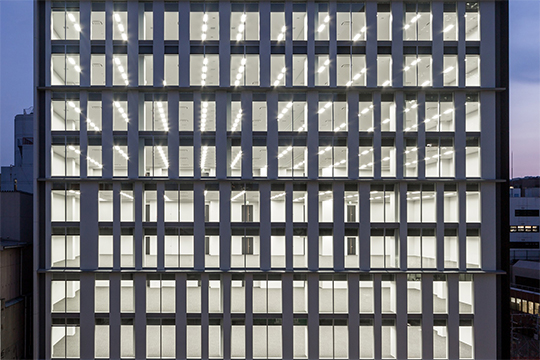 街のスケール感と合わせた北面ファサード　©株式会社 伸和