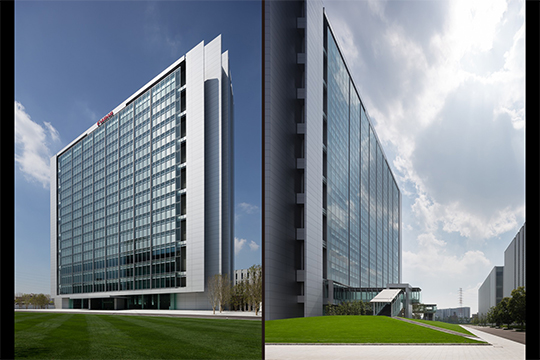 前庭・中庭より　©井上 登