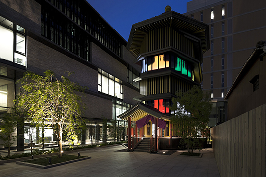 外観夜景：昼間と異なる表情を見せる