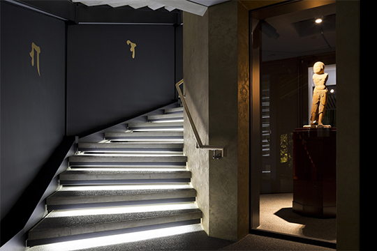 行き（1F）：仏像と梵字のアート