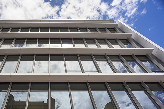 水平ルーバー（庇）・垂直フィン　©川澄・小林研二写真事務所 藤村泰一