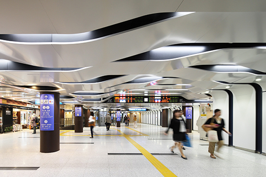 西駅舎　波天井とサイン・設備の調和