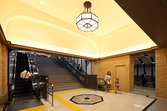 プラットホーム　竣工当時を彷彿とさせる吹抜空間