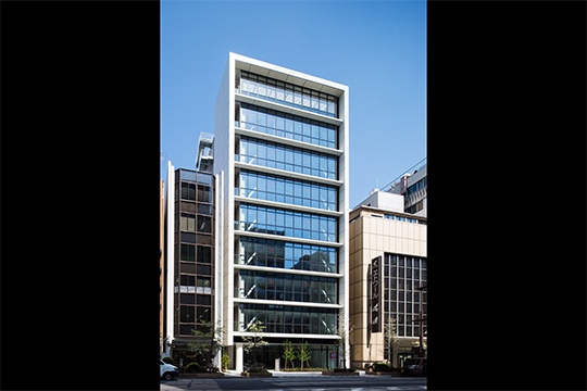 江戸通り側外観　©株式会社クドウフォト