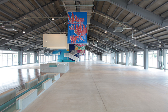 サブエントランスより内観　©エスフォート・新城政治