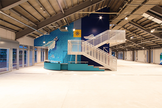 鉄骨階段と開放廊下　©エスフォート・新城政治