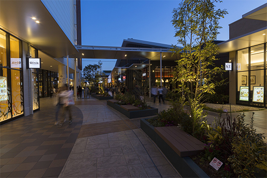 ヒューマンスケールなアウトモール　©清水向山