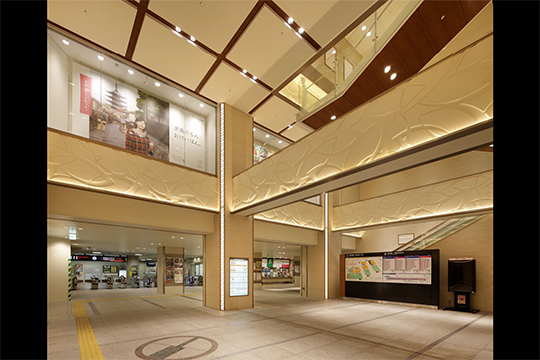 改札部吹抜　©エスエス大阪