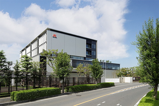 前面道路より　©ナカサ&パートナーズ ヤマモト ケイタ