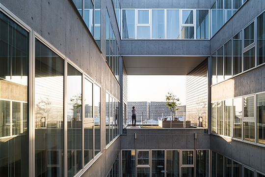 5階西側テラス　©ヴィブラフォト