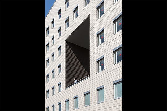 西側ファサード　©ヴィブラフォト