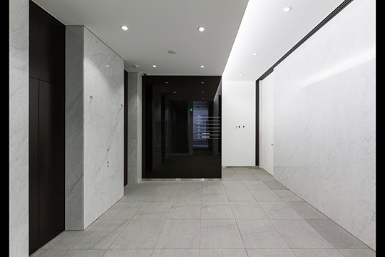 テナントエントランス　©クドウフォト