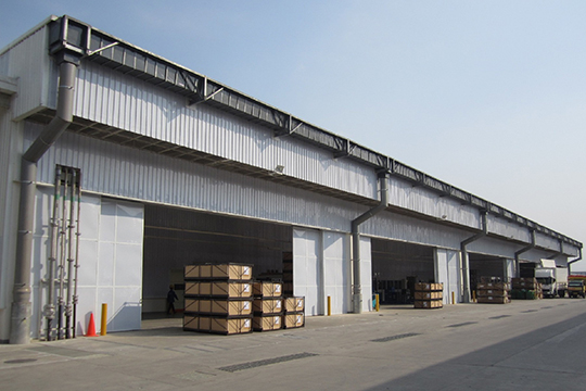 トランスミッション工場北面（ハンガードア）　©JAYA OBAYASHI