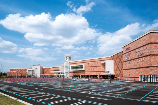 国道16号側外観　©近代建築社