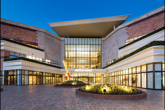 中央エントランス夜景　©クドウフォト