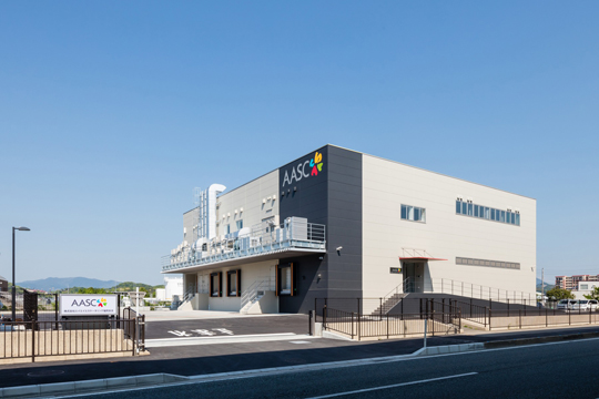 外観北西面　エントランスとトラックヤードを望む　©株式会社エスエス九州