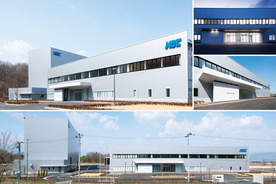 コーポレートカラーの青が映える、シルバーを基調としたファサード　©横山写真工房