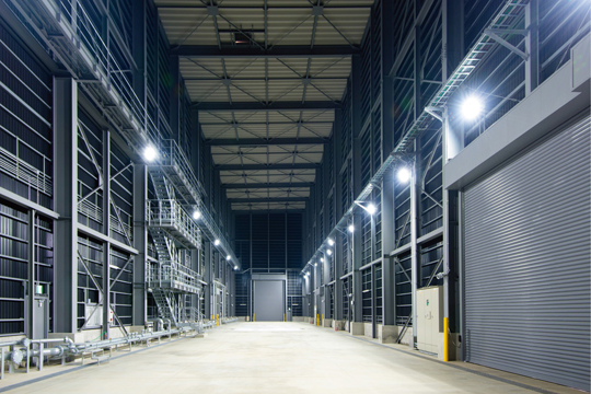 屋内で大規模な放水実験ができる総合防災研究棟　©横山写真工房