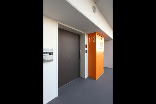 住戸玄関（万代町団地）　©写真のイナトミ