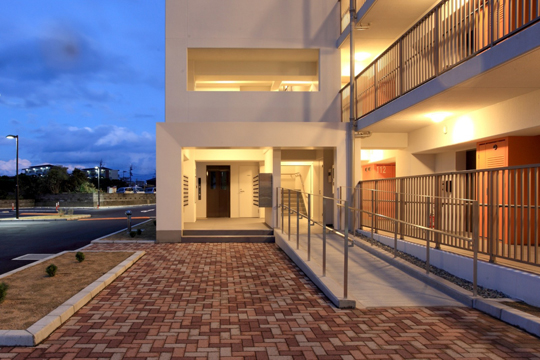 アプローチ（万代町団地）　©写真のイナトミ