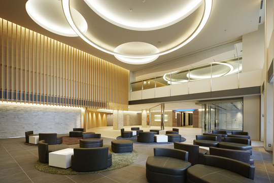 1階エントランスロビー　1階・2階のエントランスを視覚的に一体化するロビー空間がビルに個性をもたらす　©Forward Stroke inc.