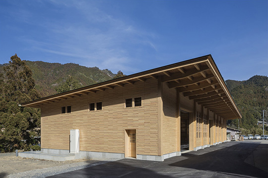 建物外観（西側）　外壁面には変則大和貼りを施した