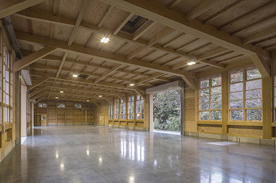 建物内観＿１（製材室）©新建築社　写真部