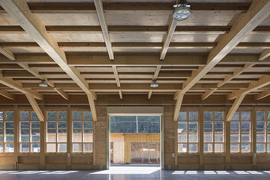 建物内観＿２（製材室）©新建築社　写真部