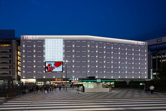 正面外観（夜景）　©ナカサ＆パートナーズ