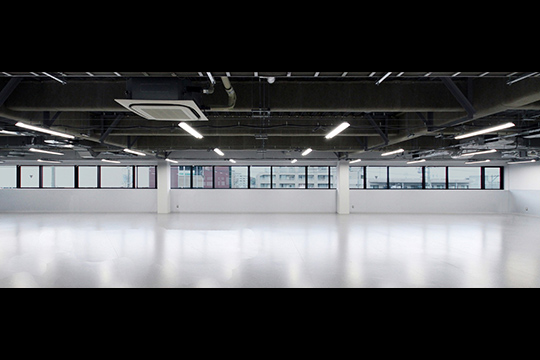 北側採光により安定した明るさを確保（倉庫）　©クドウフォト