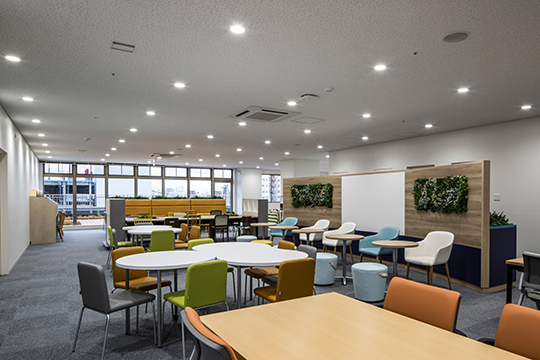 オープンスタッフラウンジ　©株式会社伸和 藪内正直