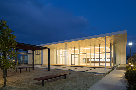 食堂外観夜景　©株式会社エスエス