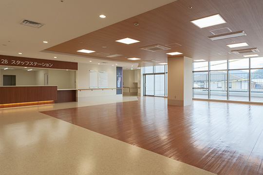 南側に窓を設けた明るいデイルーム　©株式会社エスエス九州