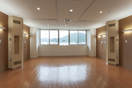 ベッドサイド空調を設けた４床室　©株式会社エスエス九州