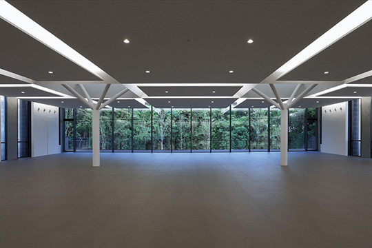 食堂ホール-1　©滝田フォトアトリエ