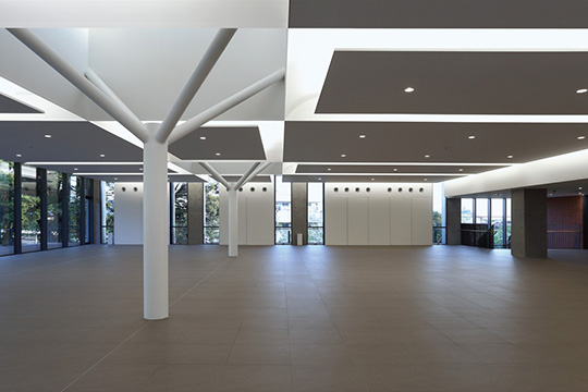 食堂ホール-2　©滝田フォトアトリエ