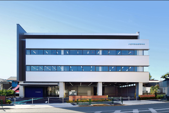 どこまでも続く地平線をイメージした端正な外観（北側外観）　©クドウフォト