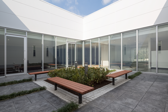 中庭より休憩スペースを望む　©株式会社エスエス