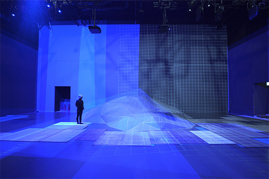 高さ約10mの大壁面　©teamLab