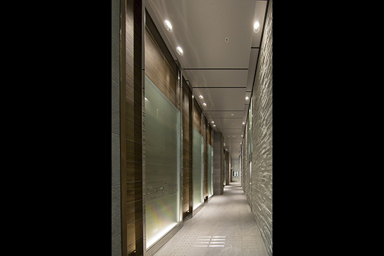 1Fエントランス　©時空アート