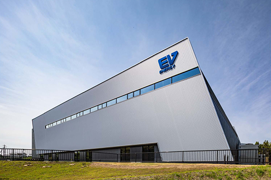 サインの形状を踏襲/スピード感を感じる外皮　©伸和/木原慎二