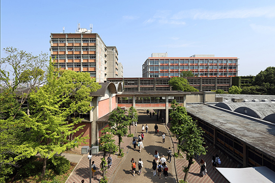 レーモンドのデザインに調和するファサード　©近代建築社（トロロスタジオ 谷川ヒロシ）