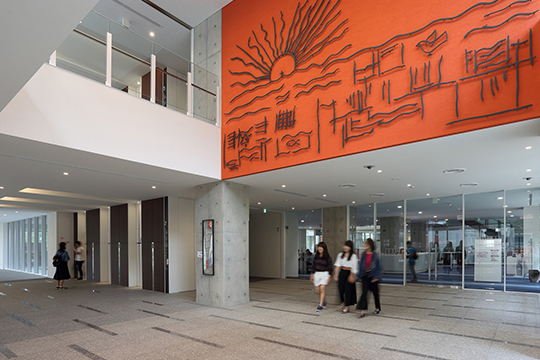 エントランスホール レーモンドの筆跡をコラージュしたレリーフ　©近代建築社（トロロスタジオ　谷川ヒロシ）