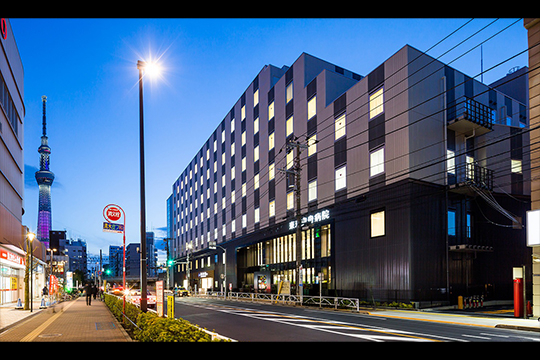 外観（夜景）　©クドウフォト 高良