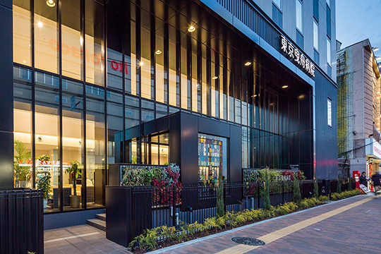 エントランス（夜景）　©クドウフォト 高良