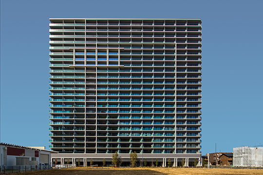 「空」を映しこむ新環境都市のシンボルとなるタワーレジデンス　©Peter Powles Photography