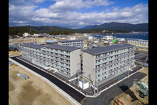 復興していく山田町と養殖いかだが浮かぶ山田湾　©横山写真工房
