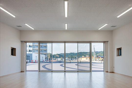 集会場から一体的に広がる「うみねこ広場」　©川澄・小林研二写真事務所