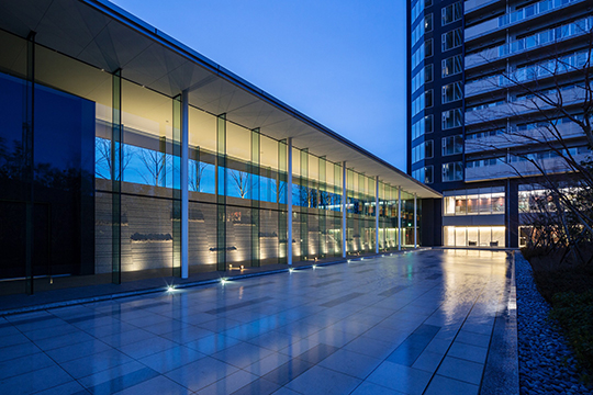 渡り廊下と水盤（夜景）　©川澄・小林研二写真事務所