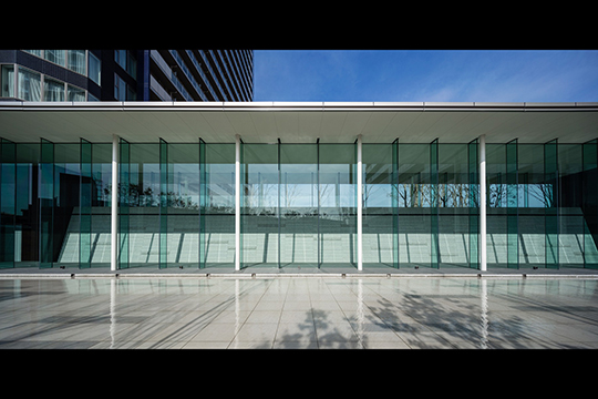 渡り廊下と水盤　©川澄・小林研二写真事務所